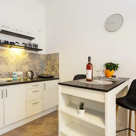 Quiet And Bright New Studio Location Apartment *